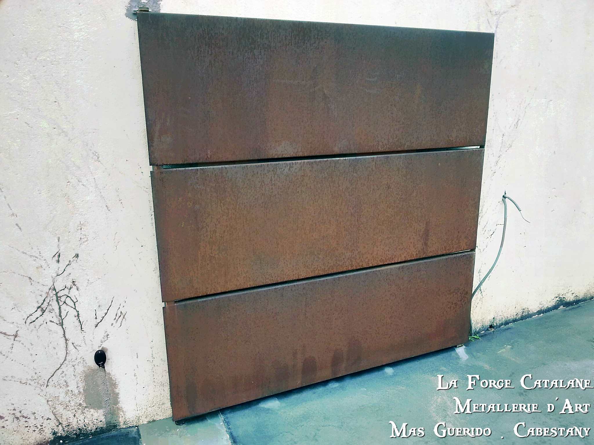 detail portail effet caissonne tole simple face rouille forge catalane 2.jpg